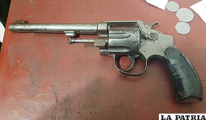 Una de las armas de fuego, tipo revólver calibre 38 secuestrada a los antisociales