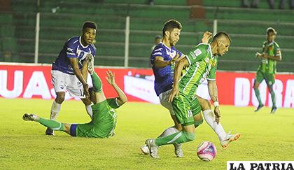 Una acción del lance donde empataron Oriente Petrolero y Sport Boys (1-1) /APG