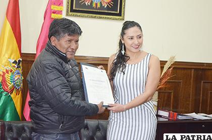 Lorena Ayala recibió el reconocimiento de manos del gobernador Vásquez
