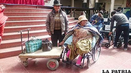 Nazaria Quispe en su nueva silla de ruedas y junto al carrito hecho por su hijo