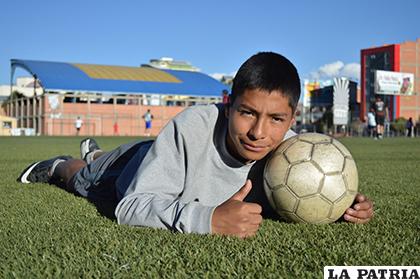 Sueña con llegar lejos jugando al fútbol