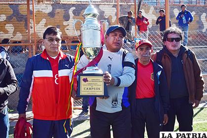 Entrega del trofeo al capitán del cuadro de América /Reynaldo Bellota - LA PATRIA