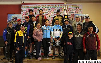 Deportistas participantes en el torneo nacional durante la premiación /Carla Herrera - LA PATRIA