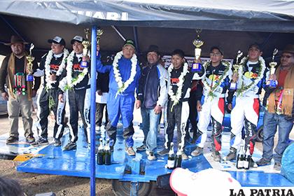 Ganadores de la Clase R2B con Marcelo Chura en el primer puesto 
/Reynaldo Bellota - LA PATRIA

