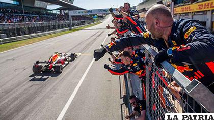 Verstappen cruzó el meta primero y luego fue confirmada su victoria /espncdn.com