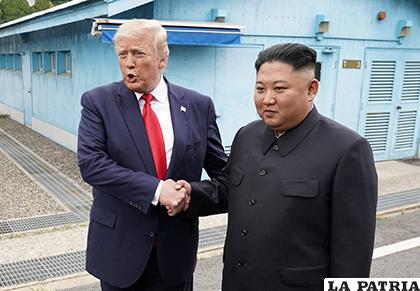 El presidente estadounidense Donald Trump saluda al líder norcoreano Kim Jong Un/epimg.net