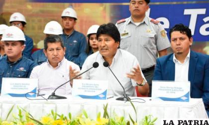 Presidente Evo Morales junto al Ministro de Hidrocarburos y el Presidente de YPFB /LA ?POCA/ARCHIVO