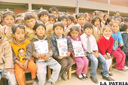 Los estudiantes deben esperar más tiempo para recibir la leche en polvo y el material escolar /LA PATRIA/ARCHIVO