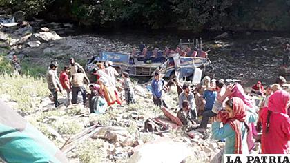 El minibús, circulaba a gran velocidad por un terreno montañoso /TELECENTRO/Canal 13