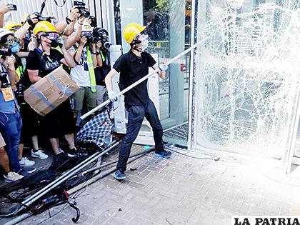 Cientos de jóvenes entraron por la fuerza en el Parlamento /HERALDO DE ARAG?N