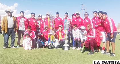 Independiente campeón del fútbol de Vinto en la categoría Primera de Honor /cortesía/Alberto Tarqui