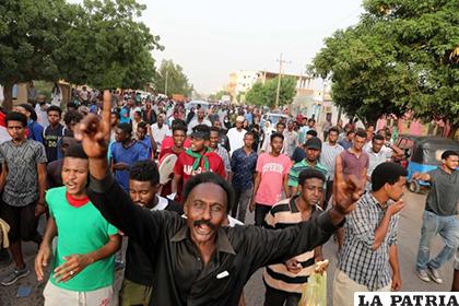 Manifestantes sudaneses gritan consignas durante una protesta contra el consejo militar gobernante en Jartum, Sudán /EFE/EPA/MARWAN ALI