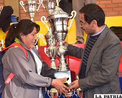 Entrega de premios al campeón en básquet damas /Reynaldo Bellota - LA PATRIA