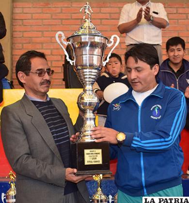 Premiación al campeón en futsal varones 
/Reynaldo Bellota - LA PATRIA