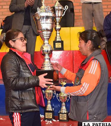 Premiación al campeón en futsal damas 
/Reynaldo Bellota - LA PATRIA