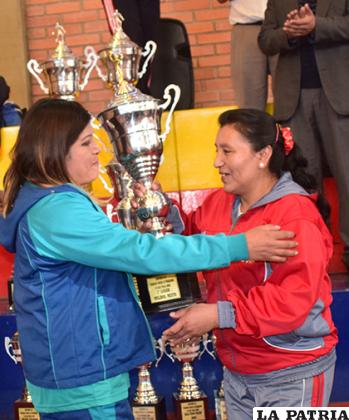 Al campeón en voleibol mixto 
/Reynaldo Bellota - LA PATRIA