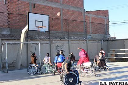 Los deportistas orureños no descuidaron su preparación /Carla Herrera - LA PATRIA
