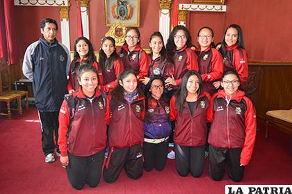 La selección orureña de voleibol que asistirá al certamen nacional /Alex Zambrana - LA PATRIA