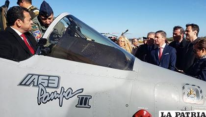 El presidente Jimmy Morales se sube al avión Pampa III /Prensa Libre