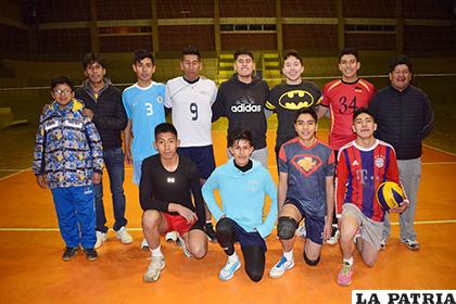 Integrantes de la selección orureña de voleibol /Reynaldo Bellota - LA PATRIA