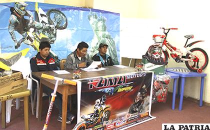 Dirigentes de la Asociación de Motociclismo brindan detalles de la prueba /Carla Herrera - LA PATRIA