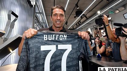 Buffon enseña la casaca que utilizará esta temporada /canalrcn.com