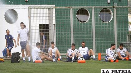 El plantel argentino, que iba a trabajar en el Pacaembú tuvo que realizar ejercicios en el gimnasio del hotel /tycsports.com