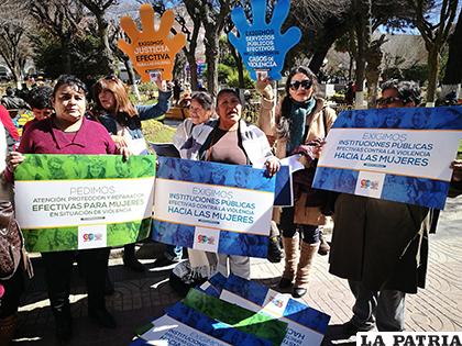Con carteles en mano, las organizaciones de mujeres mostraron su rechazo a la violencia de género /LA PATRIA