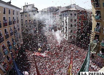 Lanzamiento del tradicional chupinazo en la Plaza del Ayuntamiento de Pamplona /efe.com