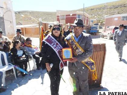 El Alcalde de la Rivera Edwin Gonzales recibiendo reconocimientos para el municipio /LA PATRIA