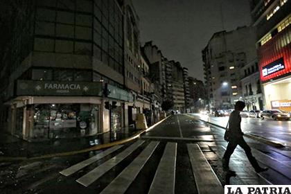 Una calle argentina en tinieblas /albertonews.com