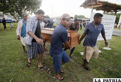 Los 27 pescadores que murieron ahogados en el Caribe de Honduras fueron enterrados este sábado /proceso.hn