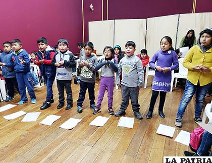 Niños participando en los cursos de oratoria y declamación /LA PATRIA