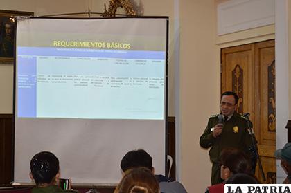 El comandante de Policía, coronel José Barrenechea hace una explicación del plan /LA PATRIA