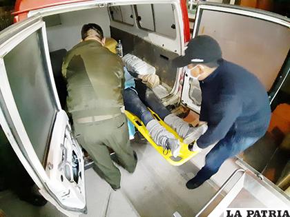 El cuerpo de la mujer en su traslado a la morgue del Cementerio General /LA PATRIA/ARCHIVO