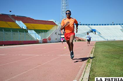Vidal Basco durante su entrenamiento en la pista atlética del estadio /LA PATRIA/ALEX ZAMBRANA