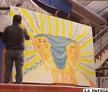 Las autoridades colocaron un mensaje de rechazo a la violencia contra la mujer en un mural naranja /DIO