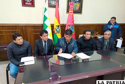 Autoridades y dirigentes firman acuerdo para que terminen las protestas /LA PATRIA