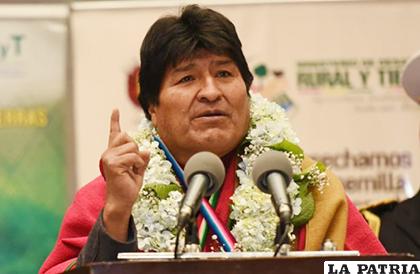 El Presidente Evo Morales durante la entrega de recursos /Min. Presidencia