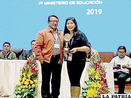 El Director Departamental de Educación de Oruro, Eduardo García, junto a una maestra que obtuvo el premio  /Min. Educación 