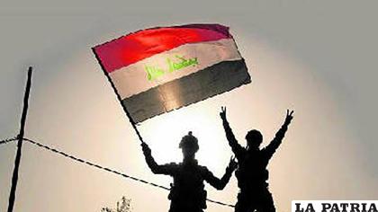 Soldados kurdos celebran la liberación de Mosul con el signo de la victoria y la bandera iraquí /noticiasdegipuzkoa.eu