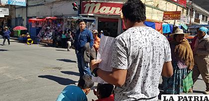 Familia venezolana pidiendo algunas monedas cerca del mercado Campero /LA PATRIA