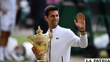 Novak Djokovic con el trofeo de campeón de Wimbledon /prensalibre.com