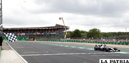 El momento en que le bajan a bandera a cuadros a Lewis Hamilton /as.com