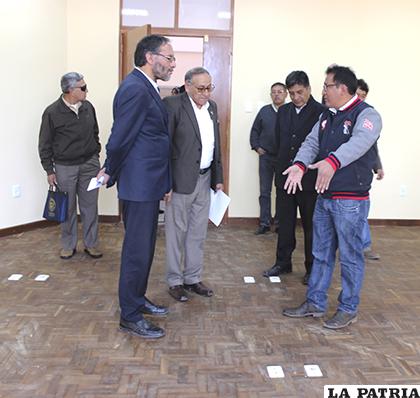 Autoridades al interior del nuevo edificio /LA PATRIA /CARLA HERRERA