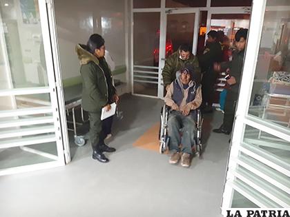 Uno de los heridos llega en silla de ruedas para su atención médica /LA PATRIA