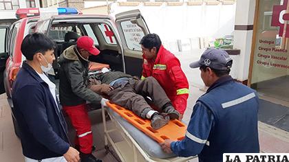 El instante en que uno de los heridos es internado en la Policlínica Oruro /LA PATRIA