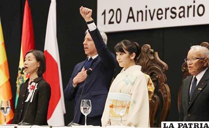La princesa Mako de Japón y el vicepresidente de Bolivia, Álvaro García Linera, participan en una reunión con miembros de comunidades de origen japonés /EFE