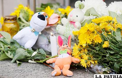 Flores y peluches conmemorando a los fallecidos del vuelo MH17 /LaPrensa.hn