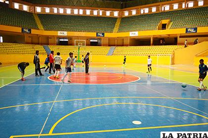 El trabajo se realiza en la cancha del Palacio de los Deportes /LA PATRIA/Alex Zambrana